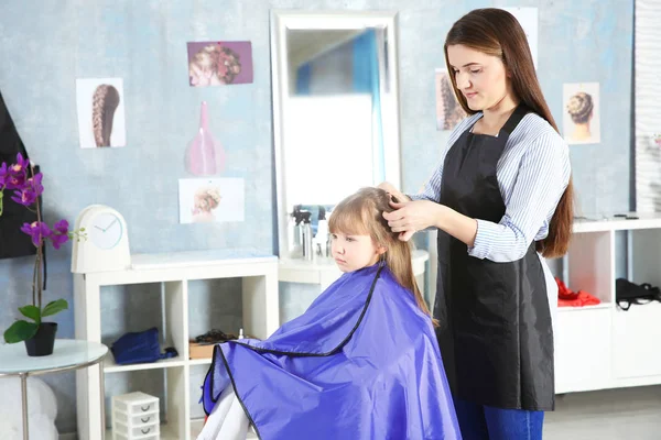 Милая маленькая девочка в парикмахерской — стоковое фото
