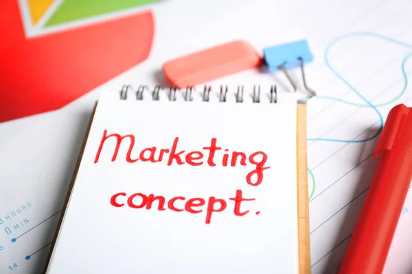 Notitieboekje met "Marketingconcept" woorden en briefpapier — Stockfoto