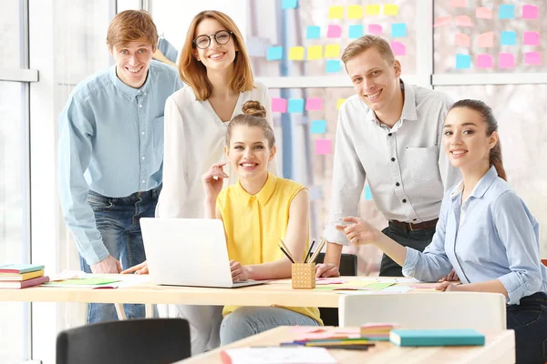 Team av unga marknadschefer — Stockfoto