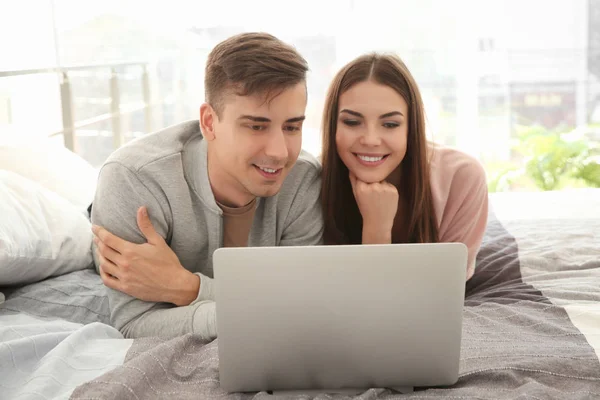 Casal jovem com laptop — Fotografia de Stock