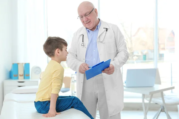 Kleine jongen op kantoor — Stockfoto