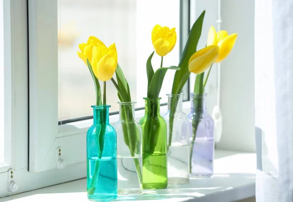 Vases avec de belles tulipes — Photo