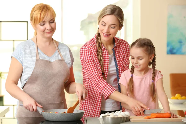 Kobieta z matka i Córka, gotowanie — Zdjęcie stockowe