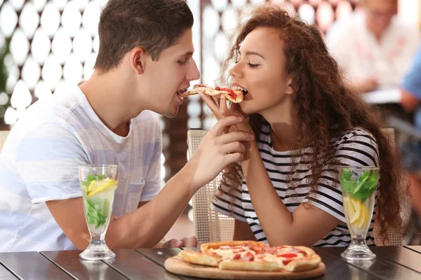 可爱的夫妇吃比萨饼 — 图库照片