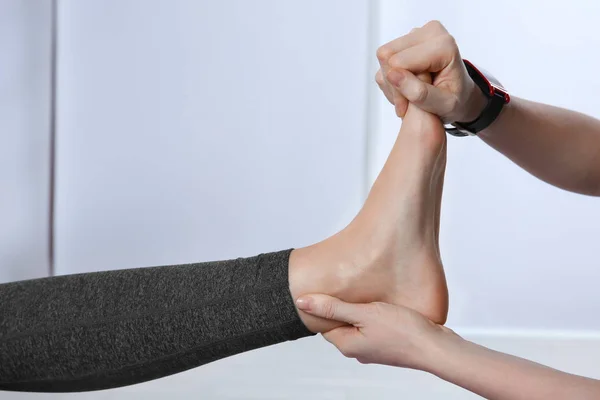 Fisiatra fazendo massagem nos pés — Fotografia de Stock