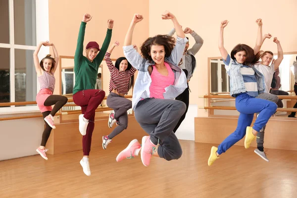 Grupo Jovens Dançarinos Hip Hop Estúdio — Fotografia de Stock