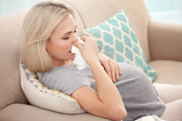 Pregnant woman with allergy — Stock Photo, Image