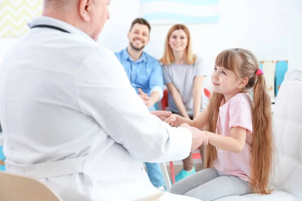 Little girl at orthopedist's office — Stock Photo, Image