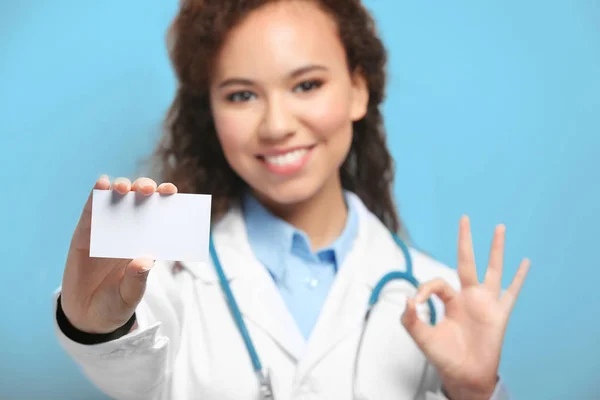 Médico afroamericano con tarjeta de visita — Foto de Stock