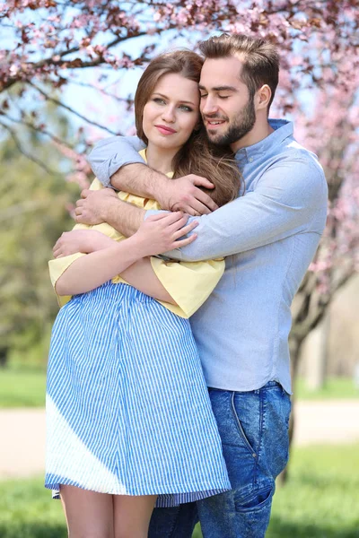 Jovem casal lindo — Fotografia de Stock