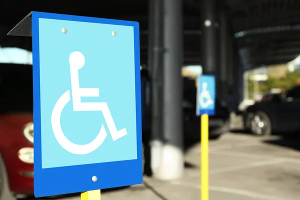 Handikappade på parkeringsplats — Stockfoto