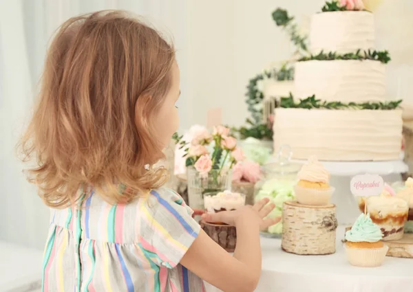 Roztomilá dívka poblíž sladkosti — Stock fotografie