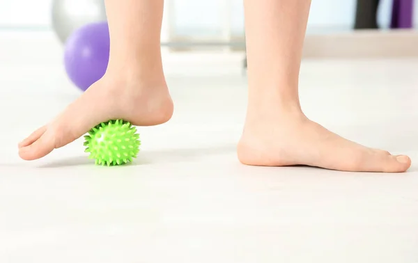 Pés de mulher fazendo exercícios — Fotografia de Stock