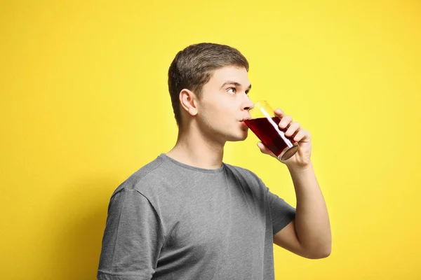 Man dricker saft — Stockfoto