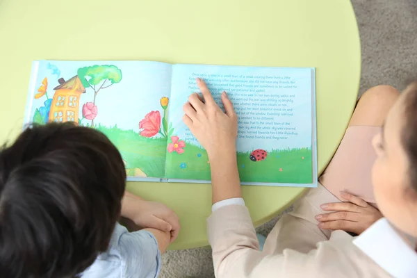 Mujer profesor y niño en lección —  Fotos de Stock