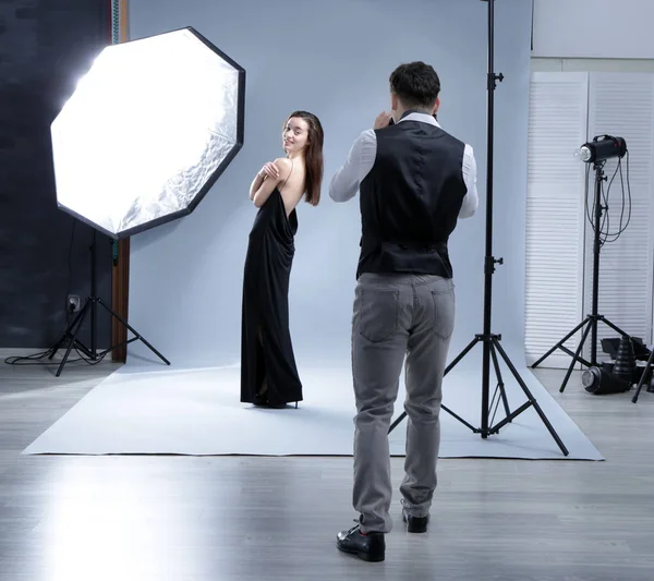 Model stüdyosu profesyonel fotoğrafçı için poz