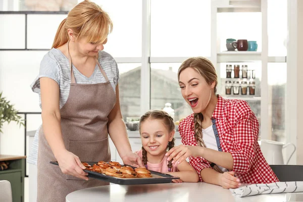 Mature Woman Treating Her Family Tasty Buns Kitchen — Stock Photo, Image
