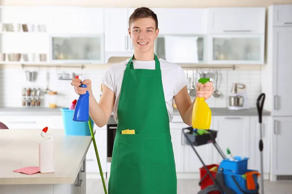 Giovane pulitore maschile al lavoro in cucina — Foto Stock