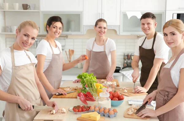 料理教室の人々 のグループ — ストック写真