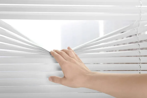 Woman separating slats — Stock Photo, Image