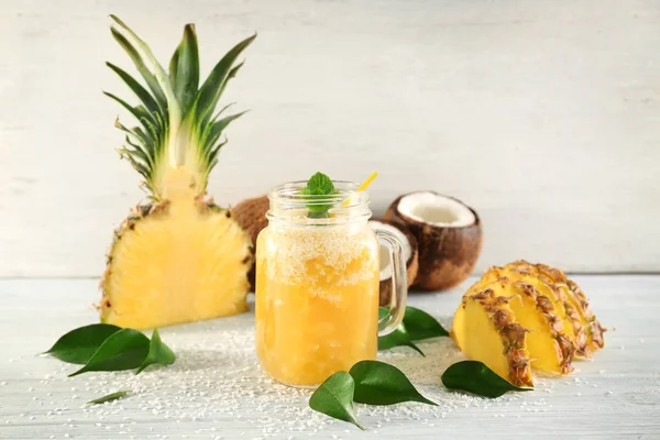 Vasetto massone con cocktail all'ananas — Foto Stock