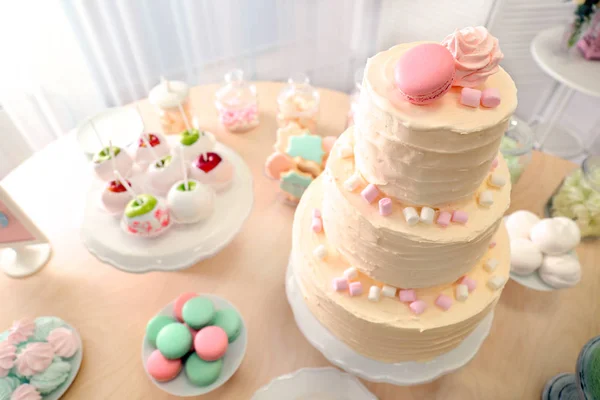 Tisch mit Süßigkeiten zum Feiern — Stockfoto