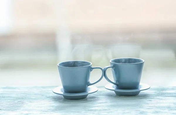 Copos com chá quente na mesa de madeira — Fotografia de Stock