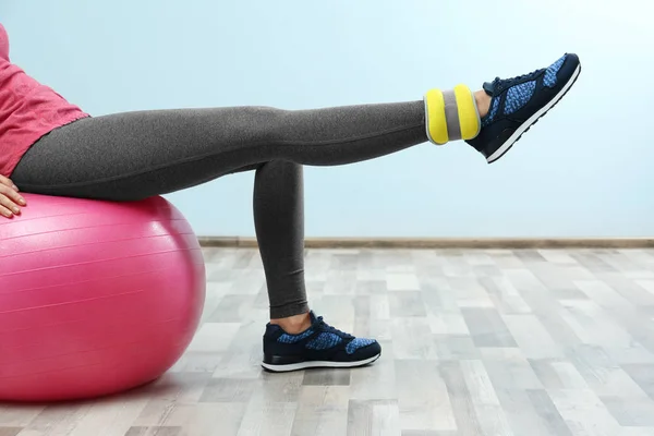 Женская тренировка с весом на ноге в тренажерном зале — стоковое фото