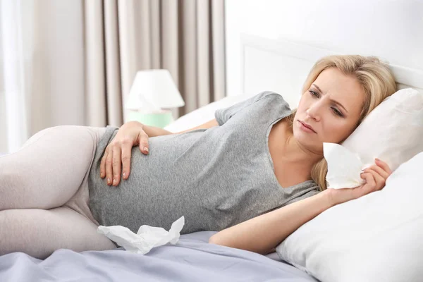 Mulher grávida com alergia — Fotografia de Stock