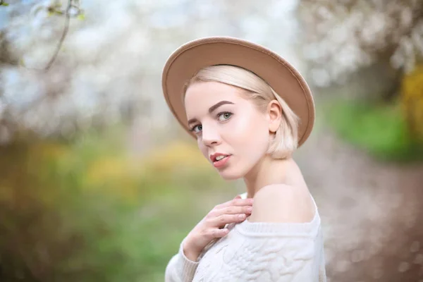 Nuori blondi nainen hattu — kuvapankkivalokuva