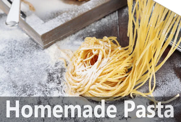 Huisgemaakte pasta op houten oppervlak — Stockfoto