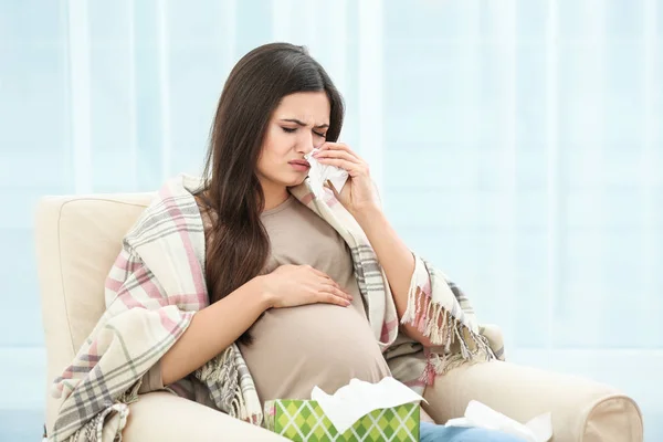 Femme enceinte allergique — Photo