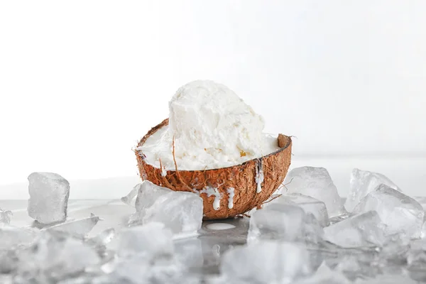 Helado en la mitad de coco — Foto de Stock