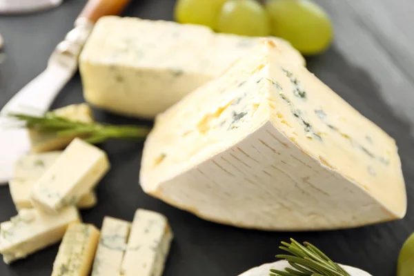 Delicioso queijo azul fatiado — Fotografia de Stock