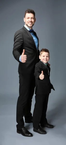 Pai e filho vestidos de ternos — Fotografia de Stock