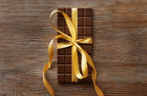 Barra de chocolate com fita — Fotografia de Stock