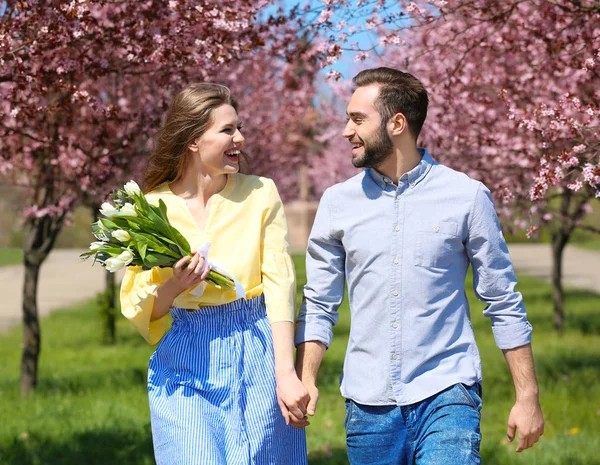 Junges liebes Paar — Stockfoto