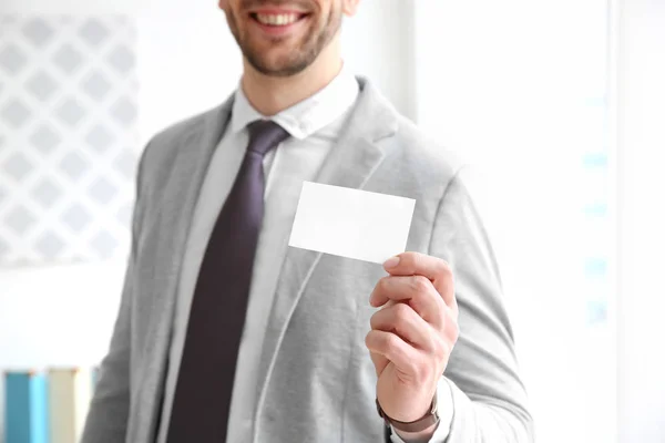 Schöner junger Mann mit Visitenkarte — Stockfoto