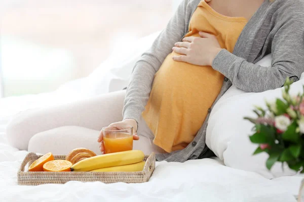 Mulher grávida tomando café da manhã — Fotografia de Stock