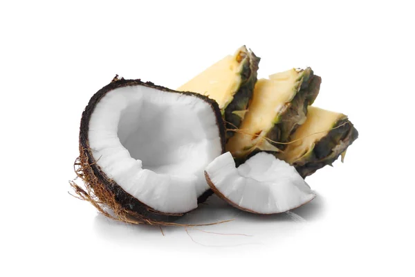 Шматочки ананаса і свіжого кокоса — стокове фото