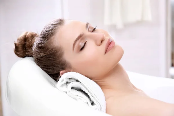 Young woman taking bath — Stock Photo, Image