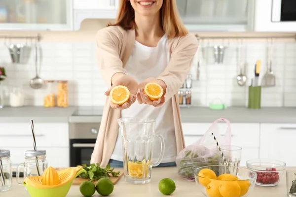 Молодая женщина готовит лимонад — стоковое фото