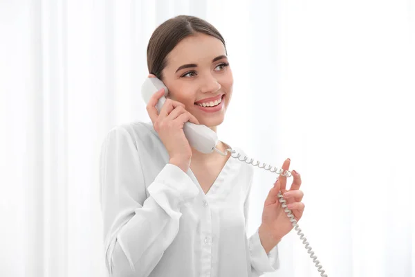 Kvinnan pratar per telefon — Stockfoto
