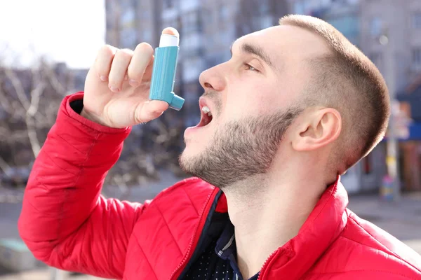 Astım inhaler kullanan adam — Stok fotoğraf