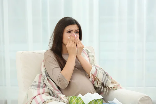 Беременная женщина с аллергией — стоковое фото