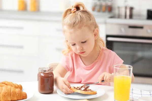 Carino bambina che fa colazione a casa — Foto Stock