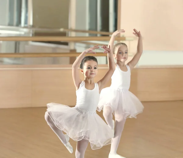 Groep Van Mooie Meisjes Voor Het Beoefenen Van Ballet Klasse — Stockfoto