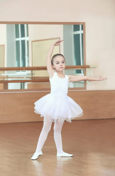 Schönes Kleines Mädchen Übt Ballett Unterricht — Stockfoto