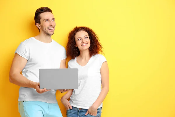 Casal jovem com laptop — Fotografia de Stock