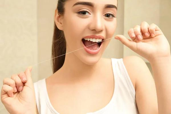 Beautiful woman brushing teeth — Stock Photo, Image